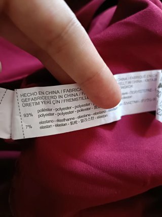 Falda burdeos con cinturón y bolsillos