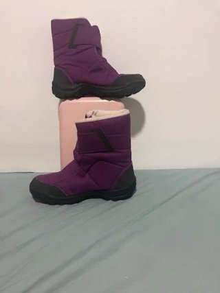 Botas de nieve moradas y negras