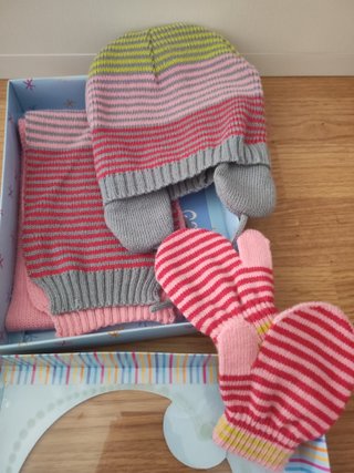 Conjunto bebé gorro, bufanda y manoplas a rayas.