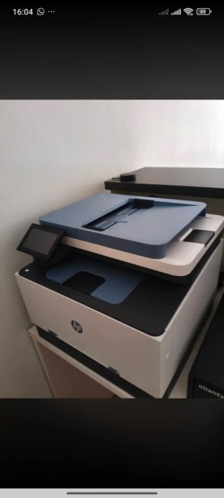 Impresora laser  HP Multifunción Blanca y Azul