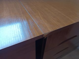 2 Cómodas de madera color marrón.