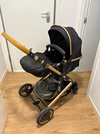 Carrito de bebé negro y dorado