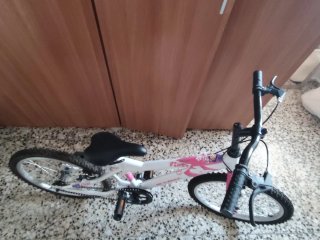 Bicicleta niña rosa y blanca. Venta en persona