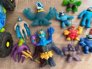 Lote Goo Jit Zu figuras estirables y coche