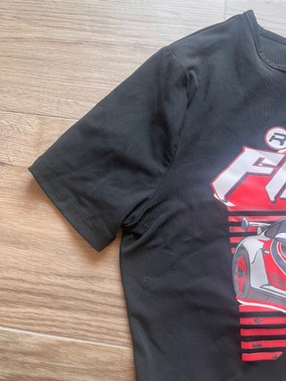 Crop top nero con stampa auto da corsa
