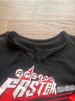 Crop top nero con stampa auto da corsa