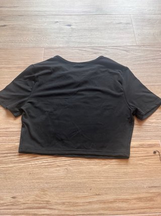 Crop top nero con stampa auto da corsa