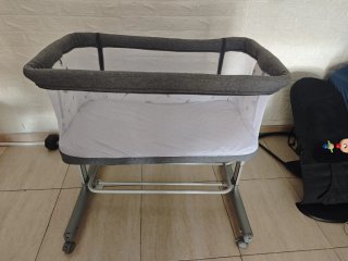 Cuna colecho gris con ruedas
