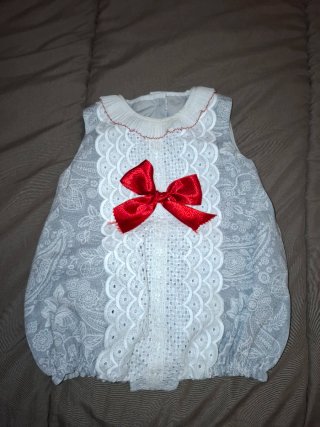 Vestido de bebé con lazo rojo