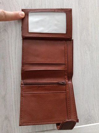 Cartera de piel marrón