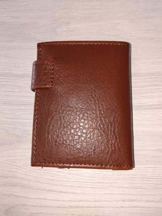 Cartera de piel marrón