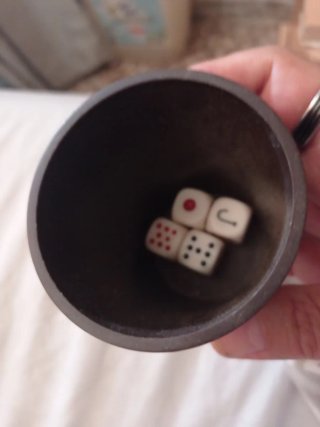 Cubilete de póker con 4 dados