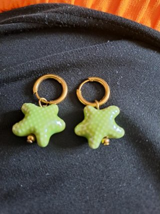 Pendientes estrella verde con aros dorados