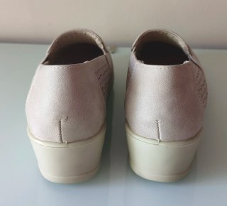 Zapato con cuña tostado