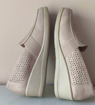 Zapato con cuña tostado