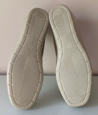 Zapato con cuña tostado