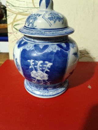 Jarrón de cerámica azul y blanco