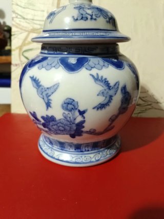 Jarrón de cerámica azul y blanco