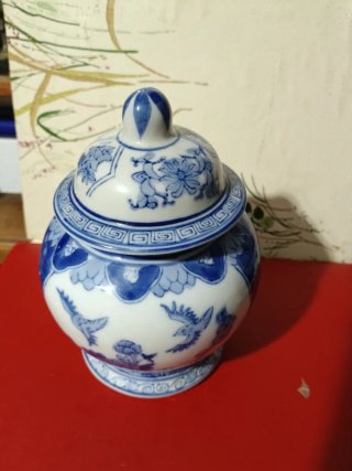 Jarrón de cerámica azul y blanco