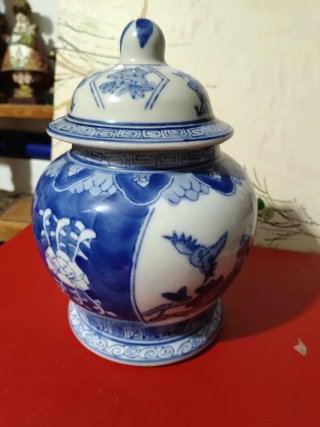 Jarrón de cerámica azul y blanco