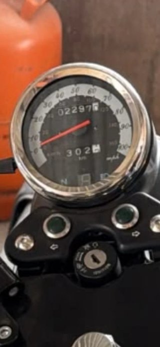 Moto Naked Negra y Plateada