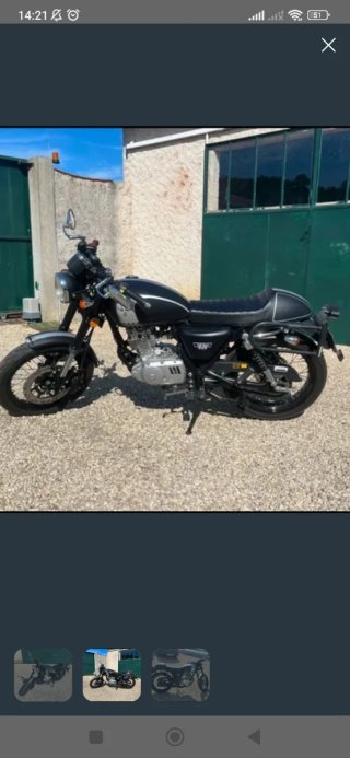 Moto Naked Negra y Plateada