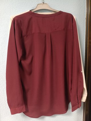 Camisas en beige y granate suelta