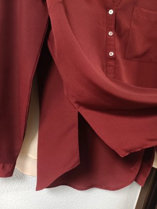 Camisas en beige y granate suelta
