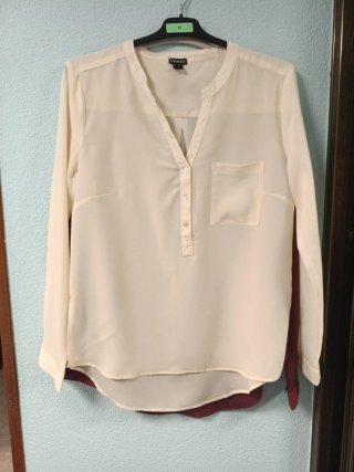 Camisas en beige y granate suelta