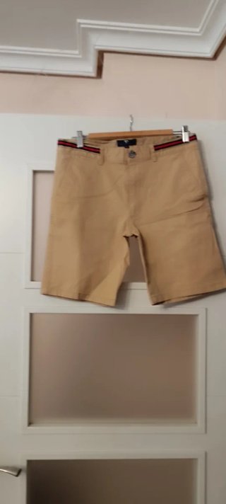 Pantalón corto hombre azul y otro beige
