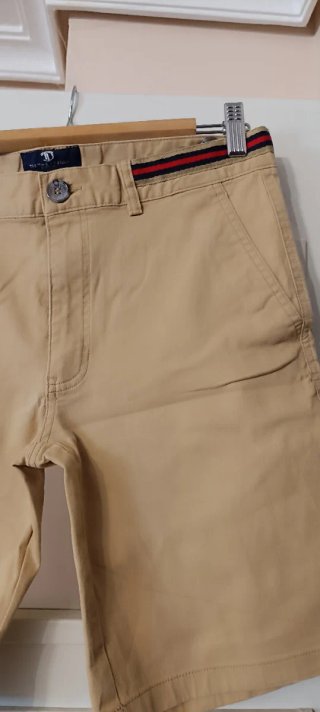 Pantalón corto hombre azul y otro beige