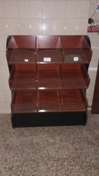 Expositor de madera con estantes de cristal