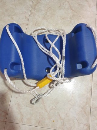 Columpio infantil azul con cuerdas