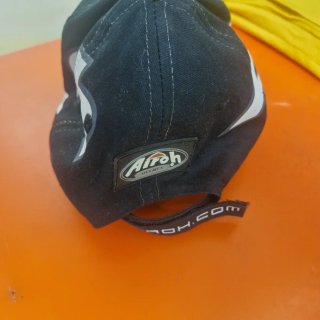 Cappello Airoh nero e beige con numeri