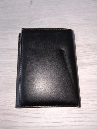 Billetera negra de cuero