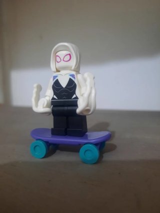 Figura Lego Gwen Stacy con Patineta