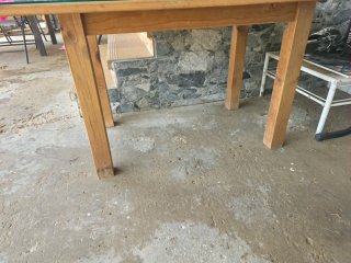 Mesa de madera con cristal y tarima para estufa