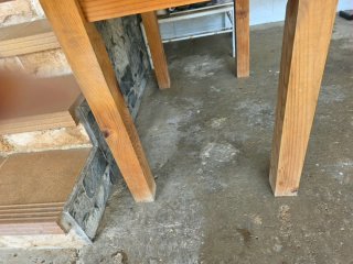 Mesa de madera con cristal y tarima para estufa