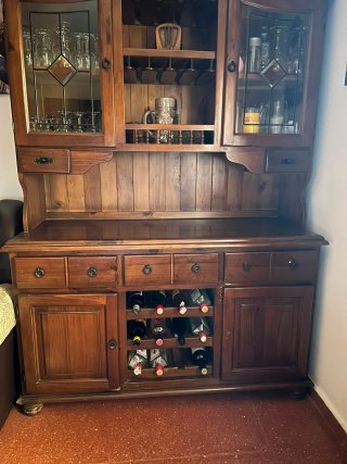Mueble de salón de madera con vitrina. Ñ