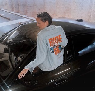 Chaqueta vaquera con estampado de coche
