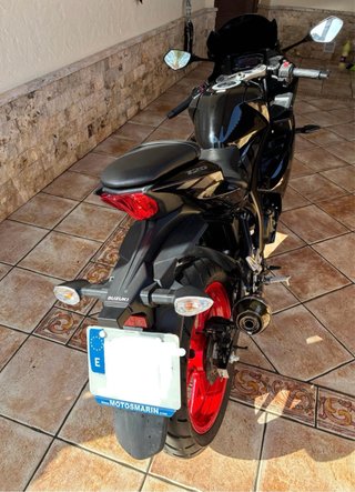 Suzuki GSX-R Negra y Roja