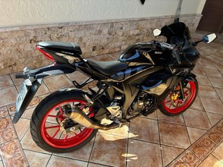 Suzuki GSX-R Negra y Roja