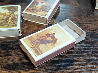 Collezione di scatole di fiammiferi vuote antiche