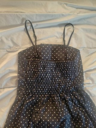 Vestido de verano azul con lunares