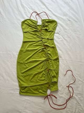 Vestido verde con aberturas y lazo