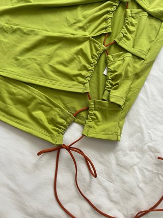 Vestido verde con aberturas y lazo