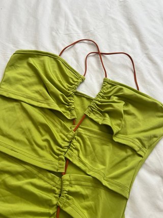Vestido verde con aberturas y lazo