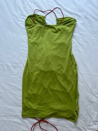 Vestido verde con aberturas y lazo