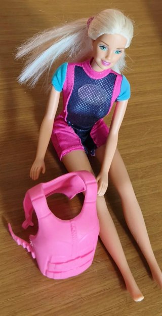 Barbie buceadora con chaleco rosa