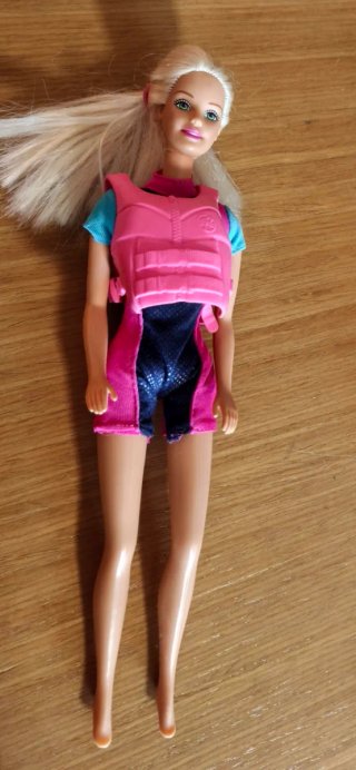 Barbie buceadora con chaleco rosa